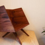 Design platenhouder van mahoniehout, audio accessoire Studio Bours