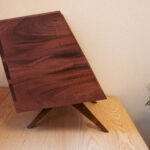 Design platenhouder van mahoniehout, audio accessoire Studio Bours