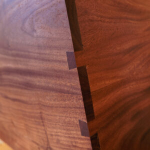 Design platenhouder van mahoniehout, audio accessoire Studio Bours