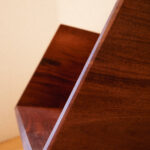 Design platenhouder van mahoniehout, audio accessoire Studio Bours