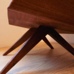 Design platenhouder van mahoniehout, audio accessoire Studio Bours