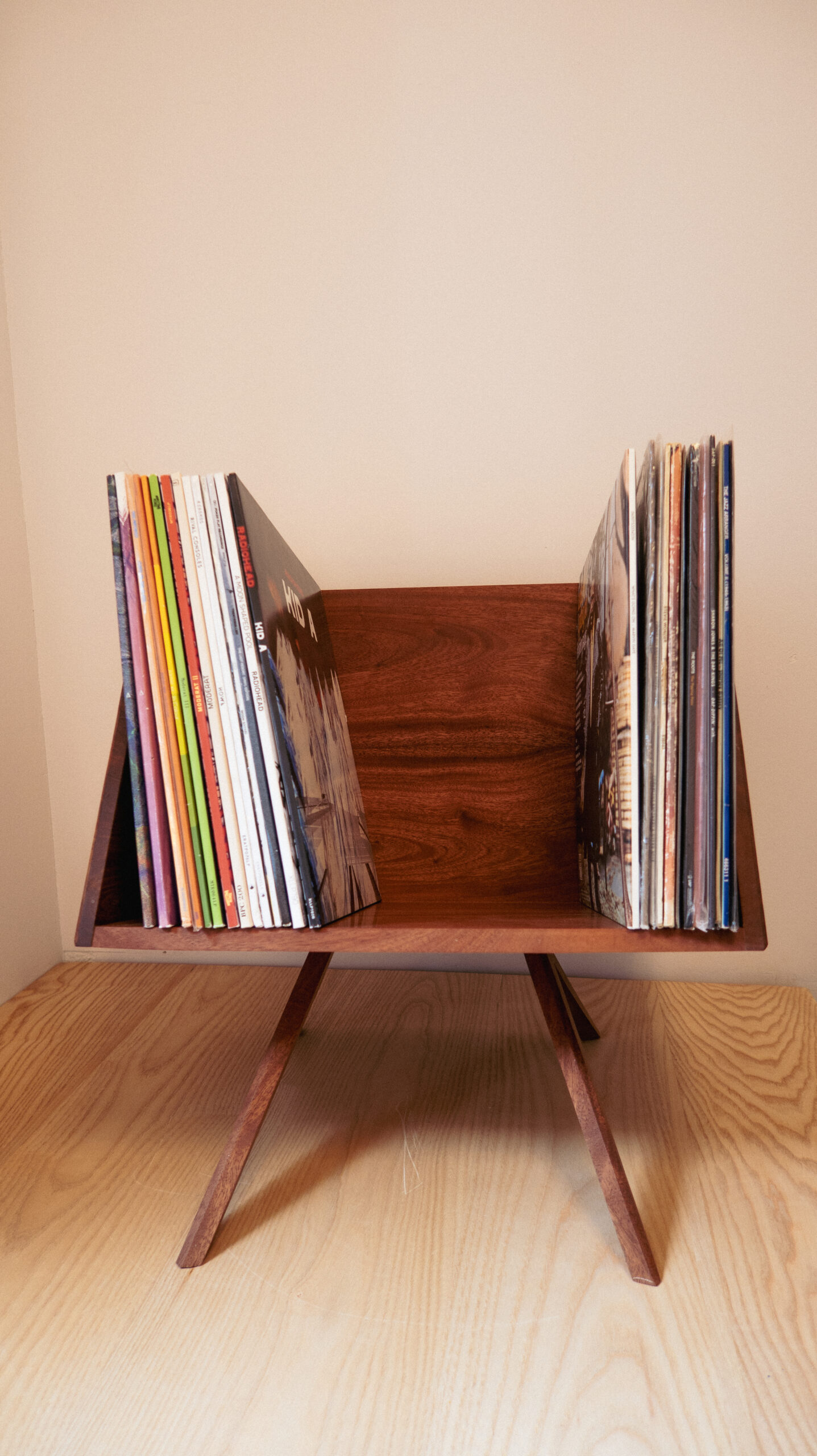 Design platenhouder van mahoniehout, audio accessoire Studio Bours