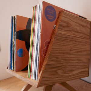 Design platenhouder van essenhout, audio accessoire Studio Bours