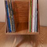 Design platenhouder van essenhout, audio accessoire Studio Bours